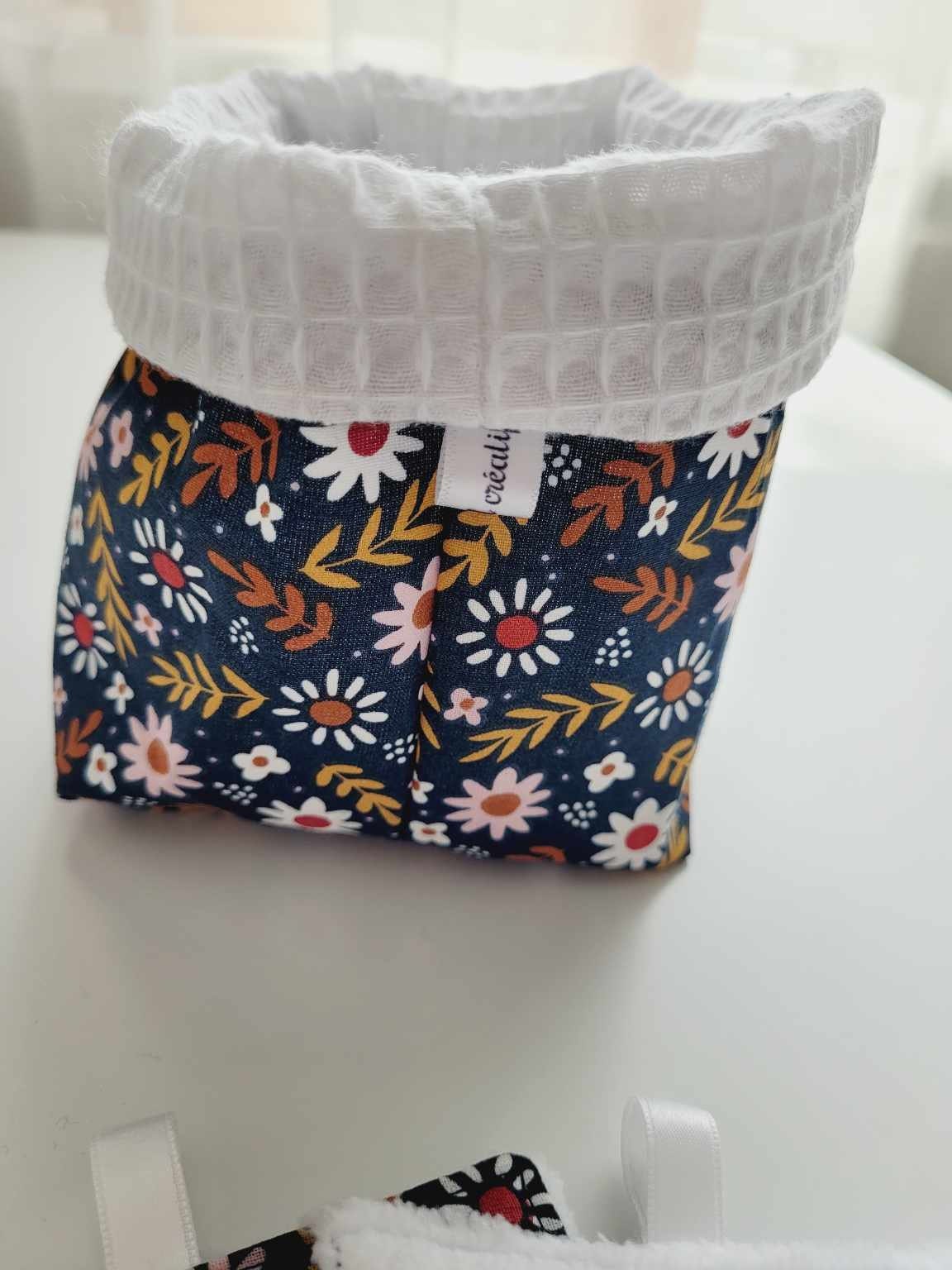 Panier, lingettes démaquillantes et filet de lavage fleuri