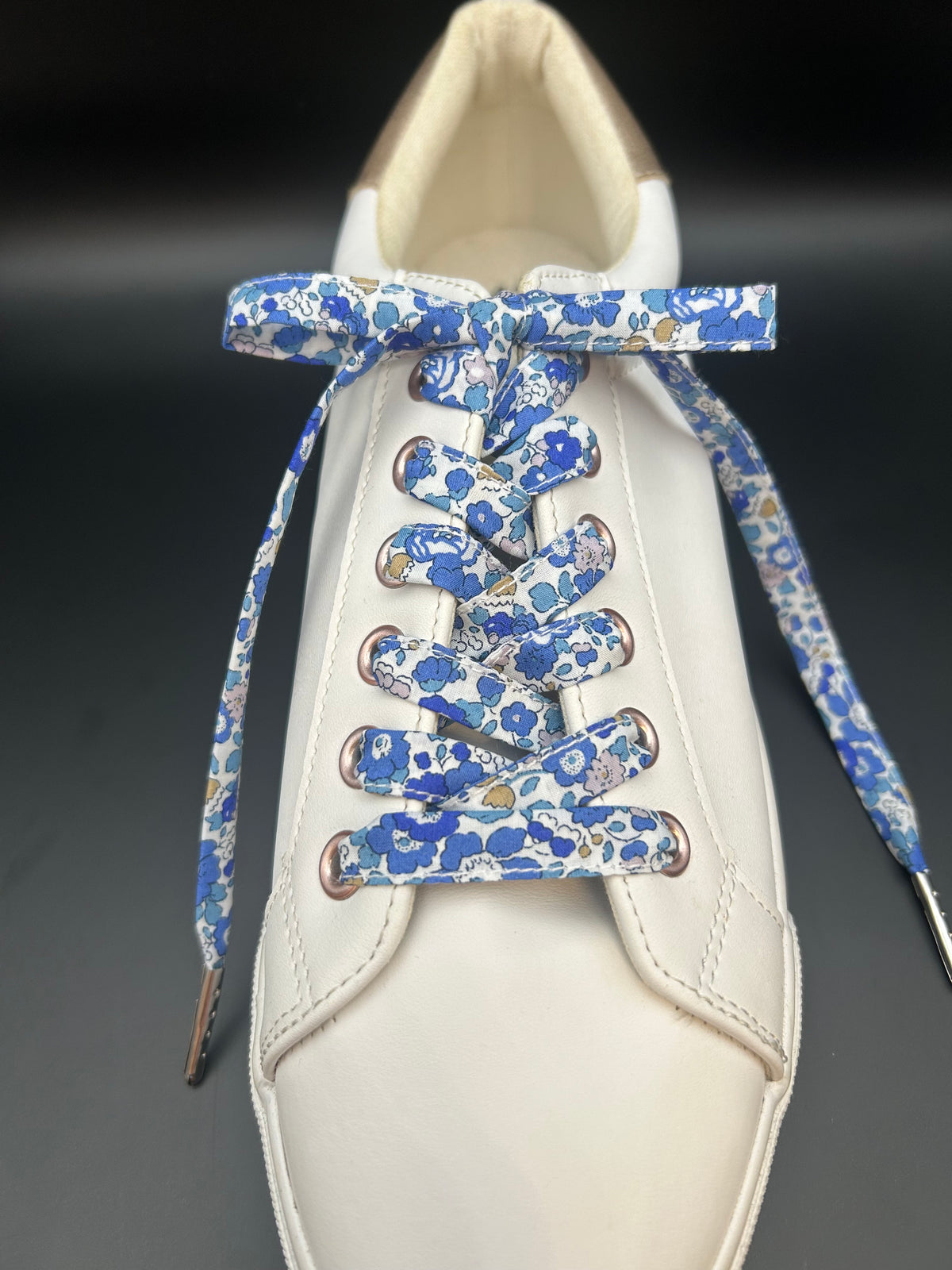 Lacets fleuris Liberty bleu et blanc pour baskets