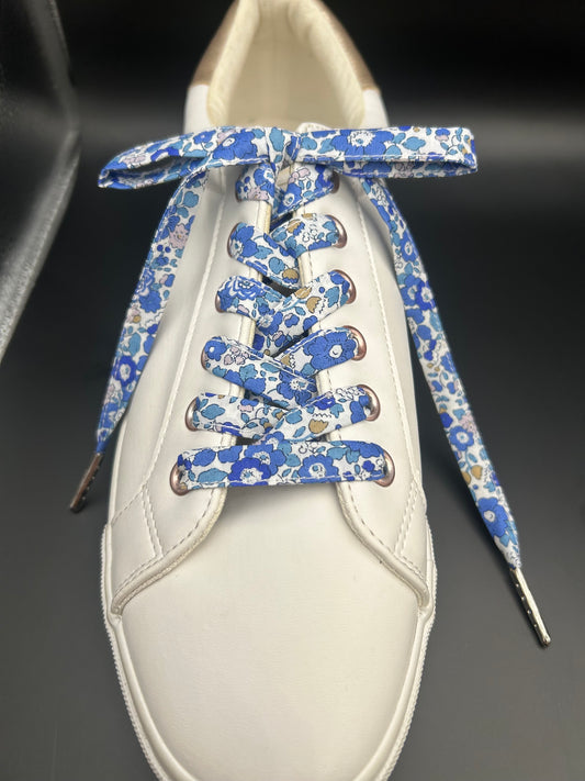 Lacets fleuris Liberty bleu et blanc pour baskets
