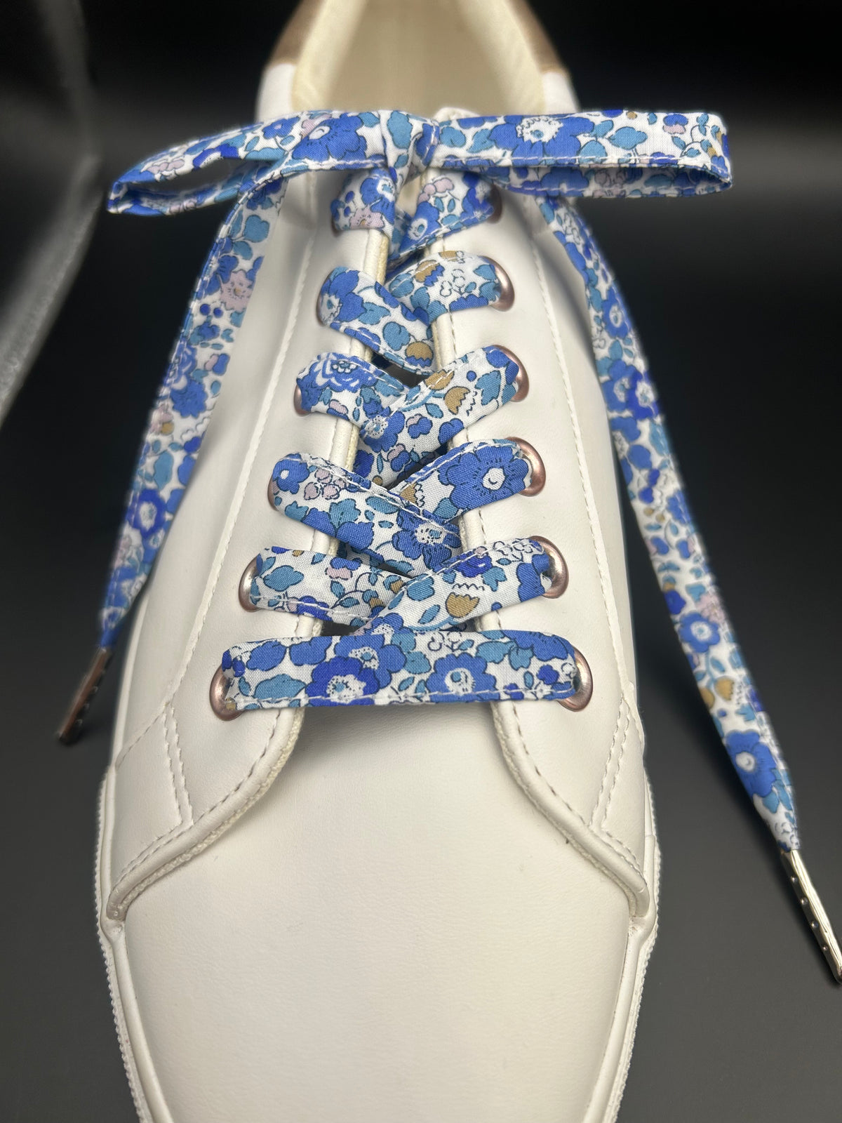 Lacets fleuris Liberty bleu et blanc pour baskets