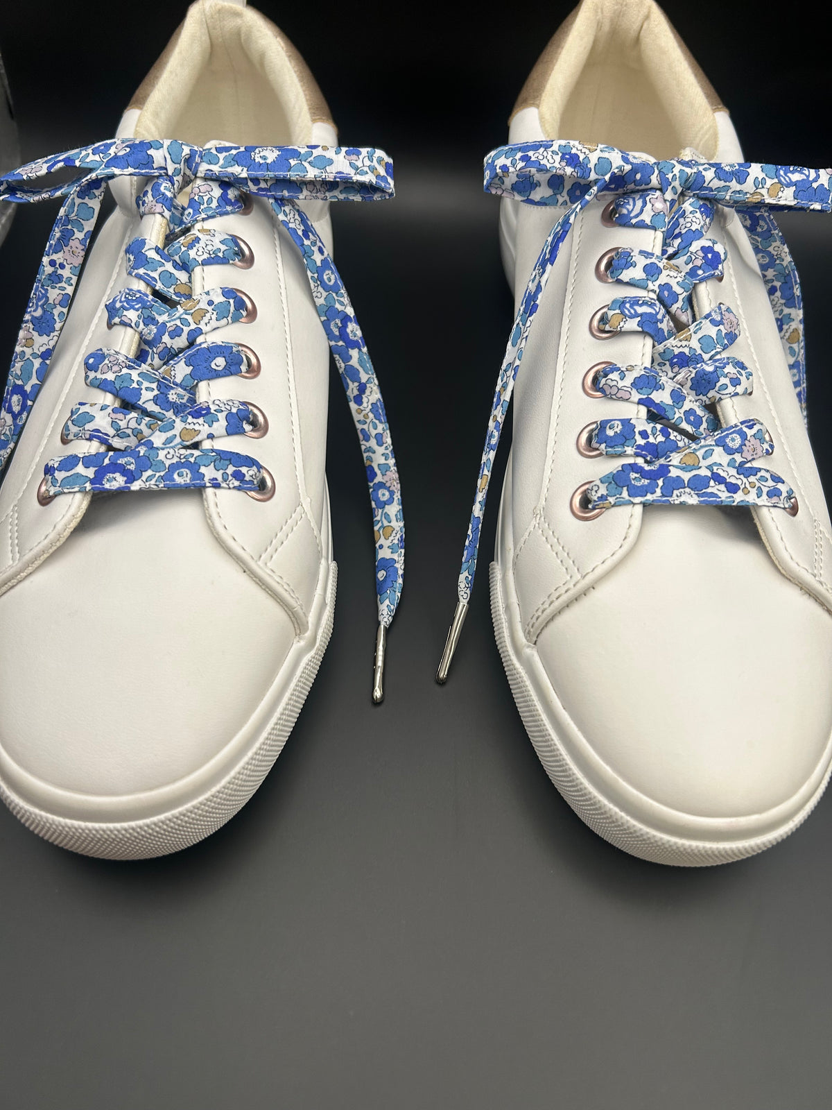 Lacets fleuris Liberty bleu et blanc pour baskets