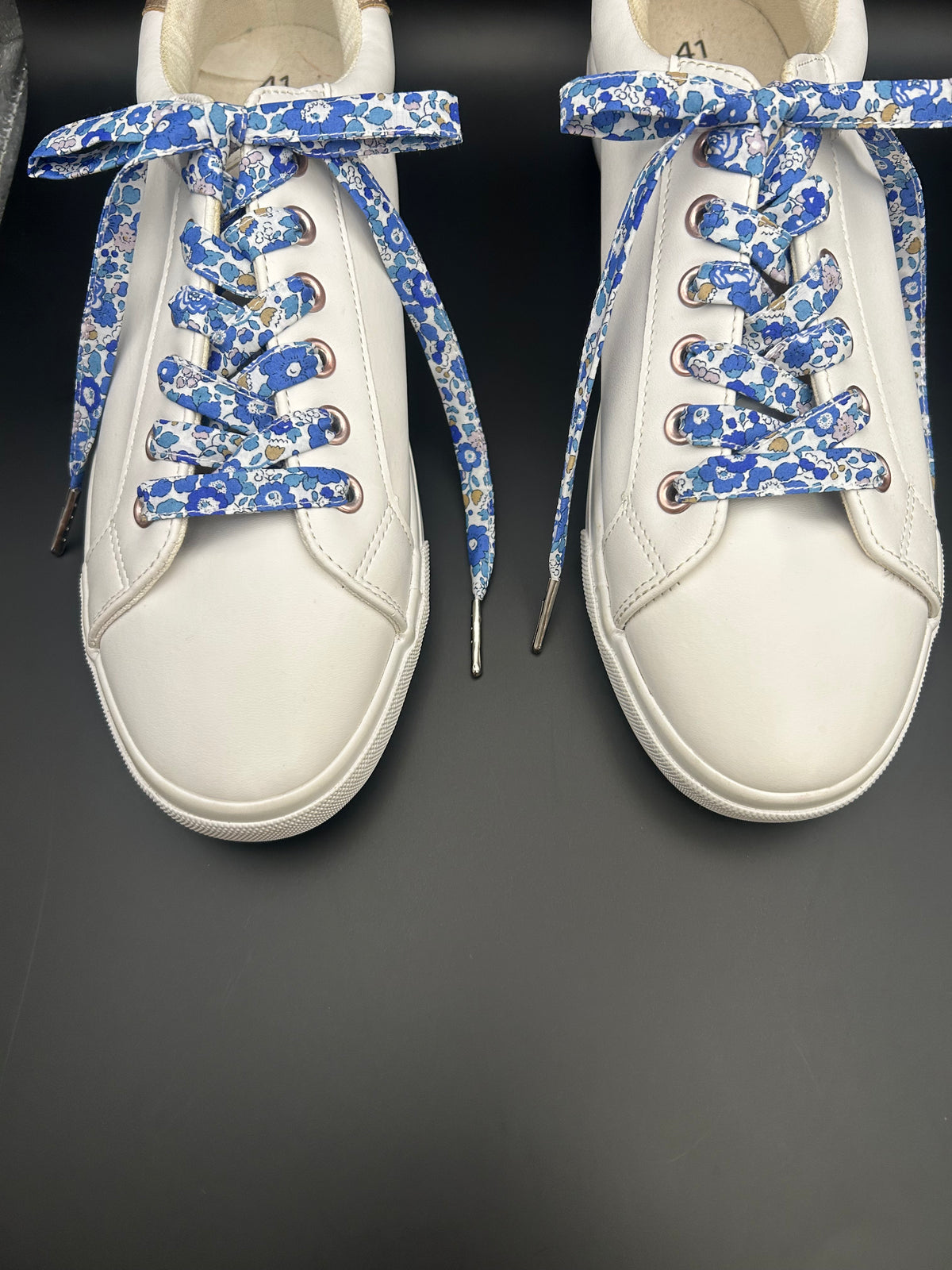 Lacets fleuris Liberty bleu et blanc pour baskets