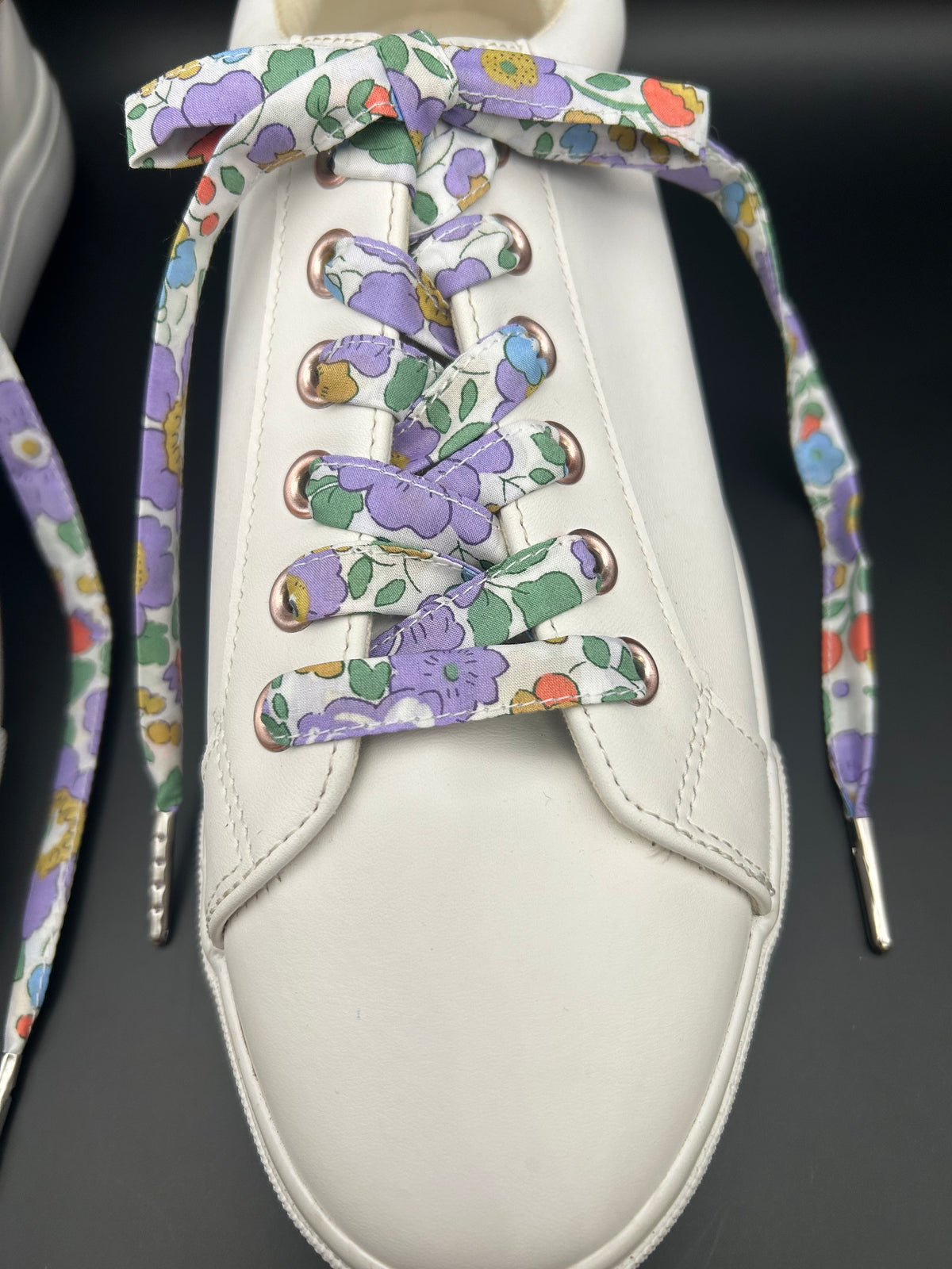 Lacets fleuris Liberty violet, vert et jaune pour baskets