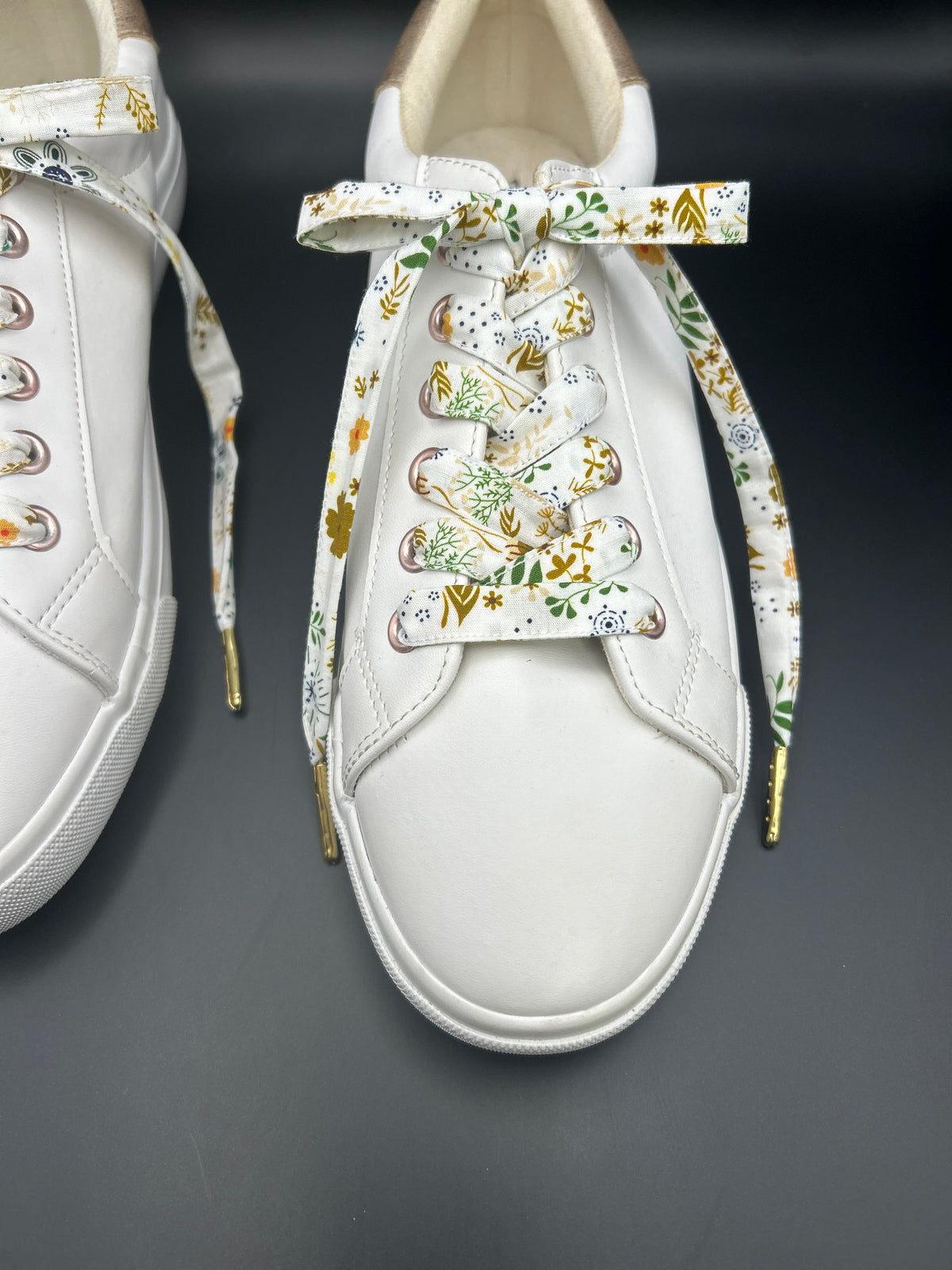 Paire de baskets blanches avec lacets fleuris en tissu faits main