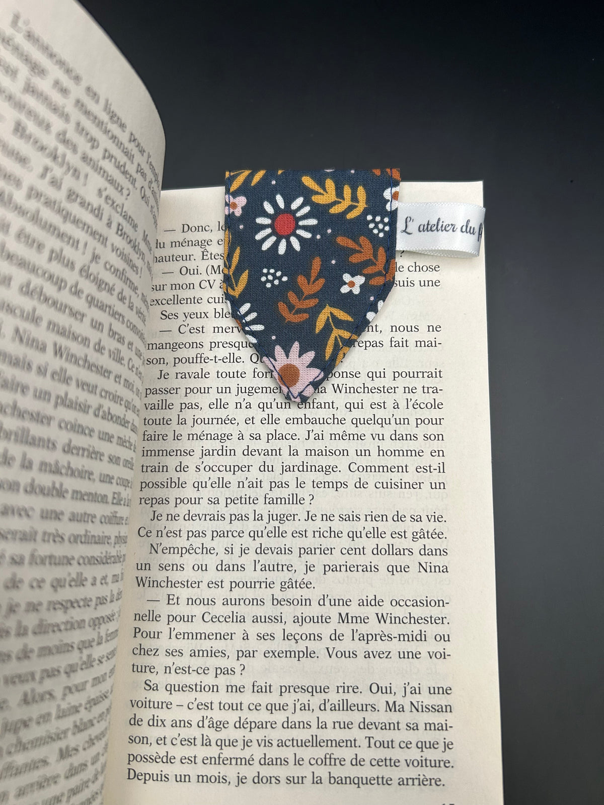 Marque-page aimanté fait main à motifs floraux sur une page de roman, étiquette en tissu 