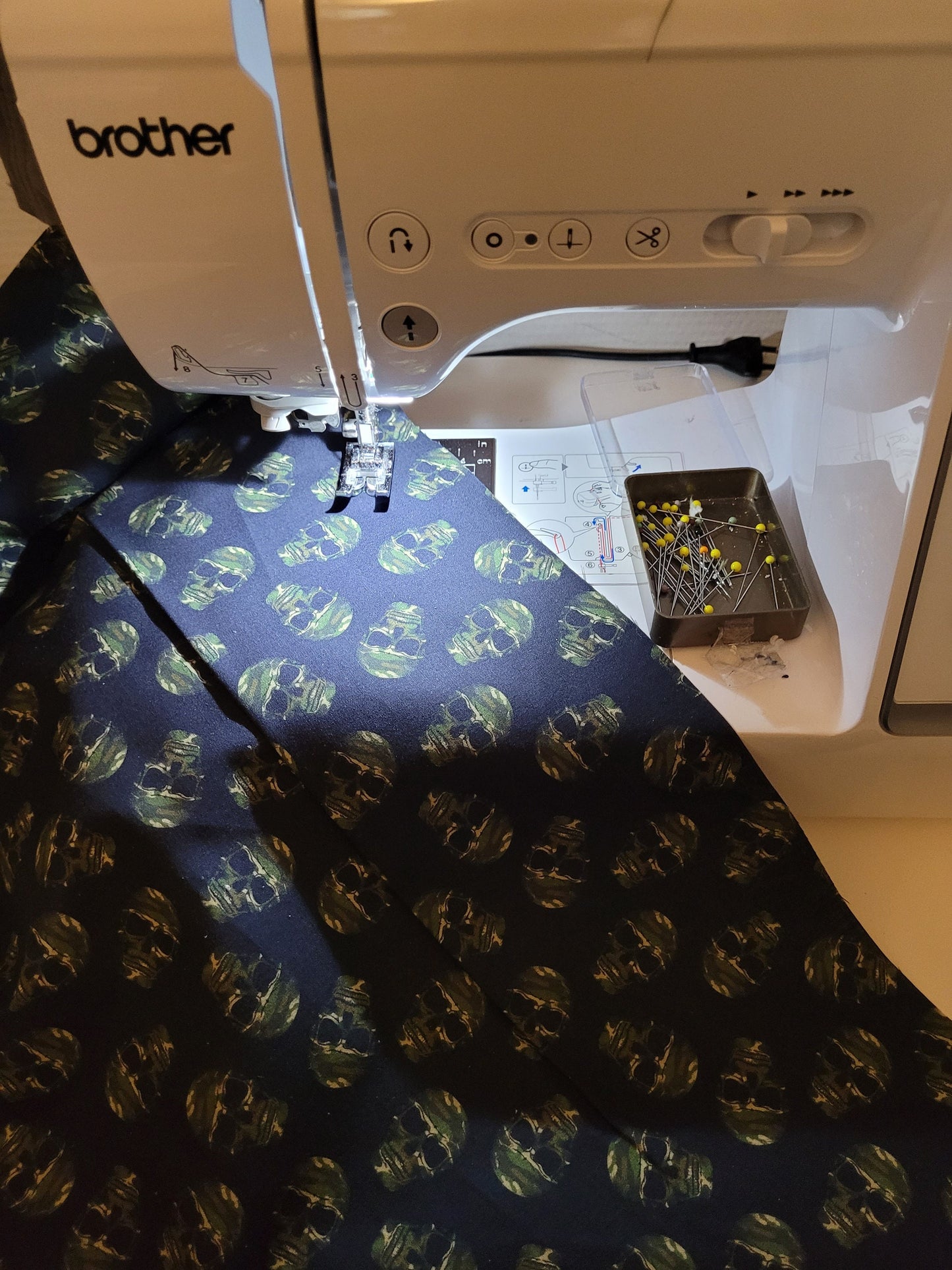 Echarpe/ chèche en tissu coton et molleton, avec des motifs tête de mort.