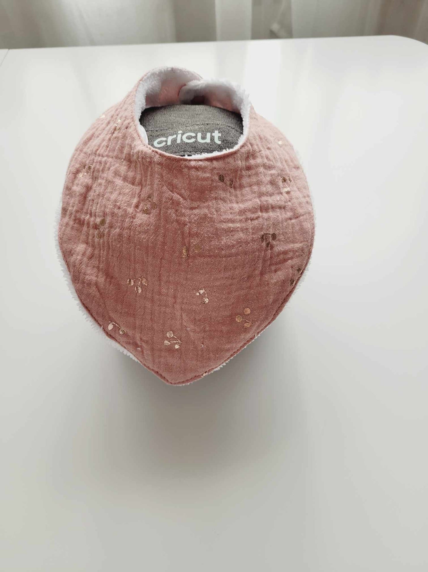 Bavoir bandana cerise