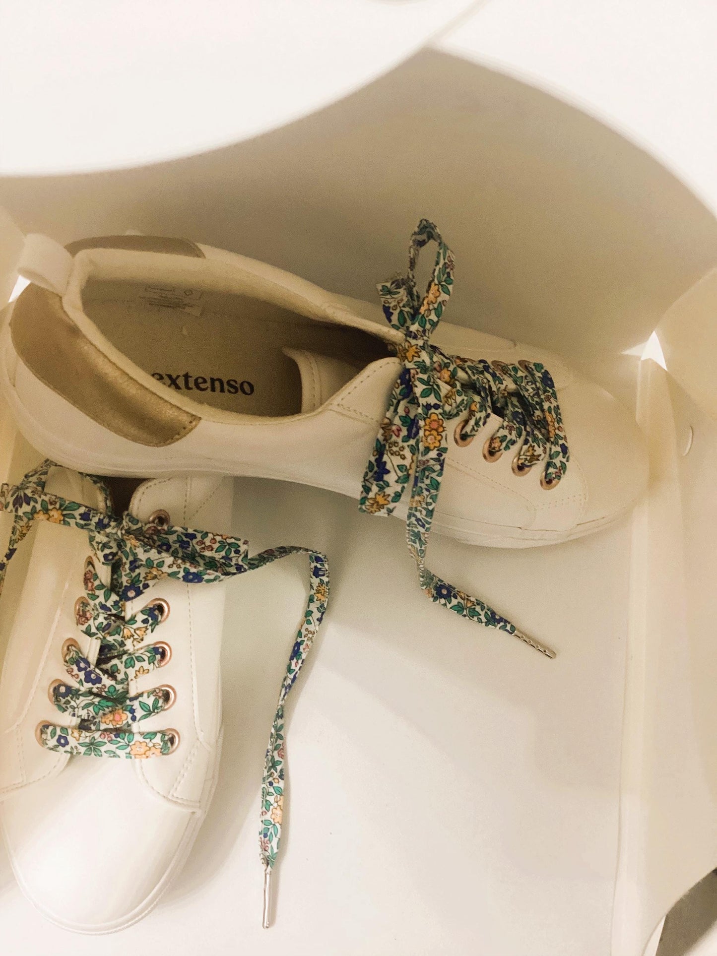 Lacets en tissu coton fleuri.