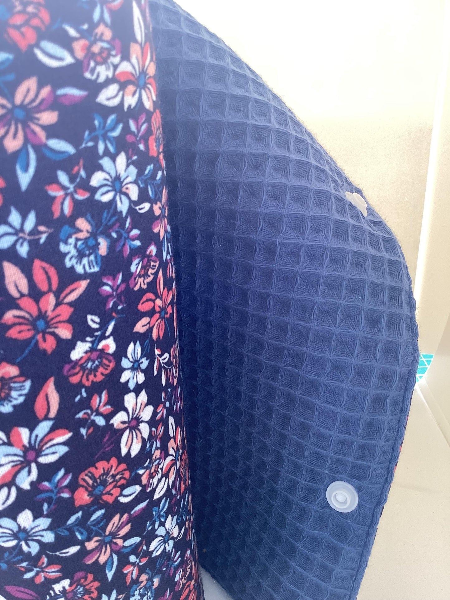 Essuie tout réutilisable motif fleuri.