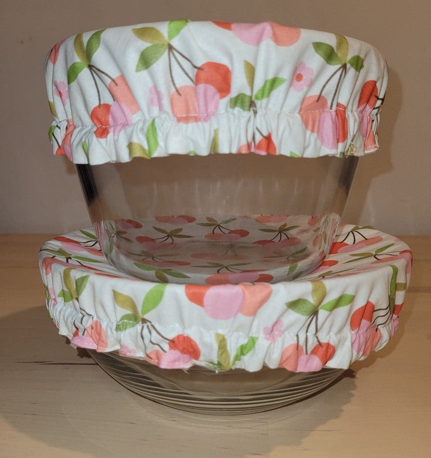 Charlotte alimentaire en tissu avec un motif de cerise.