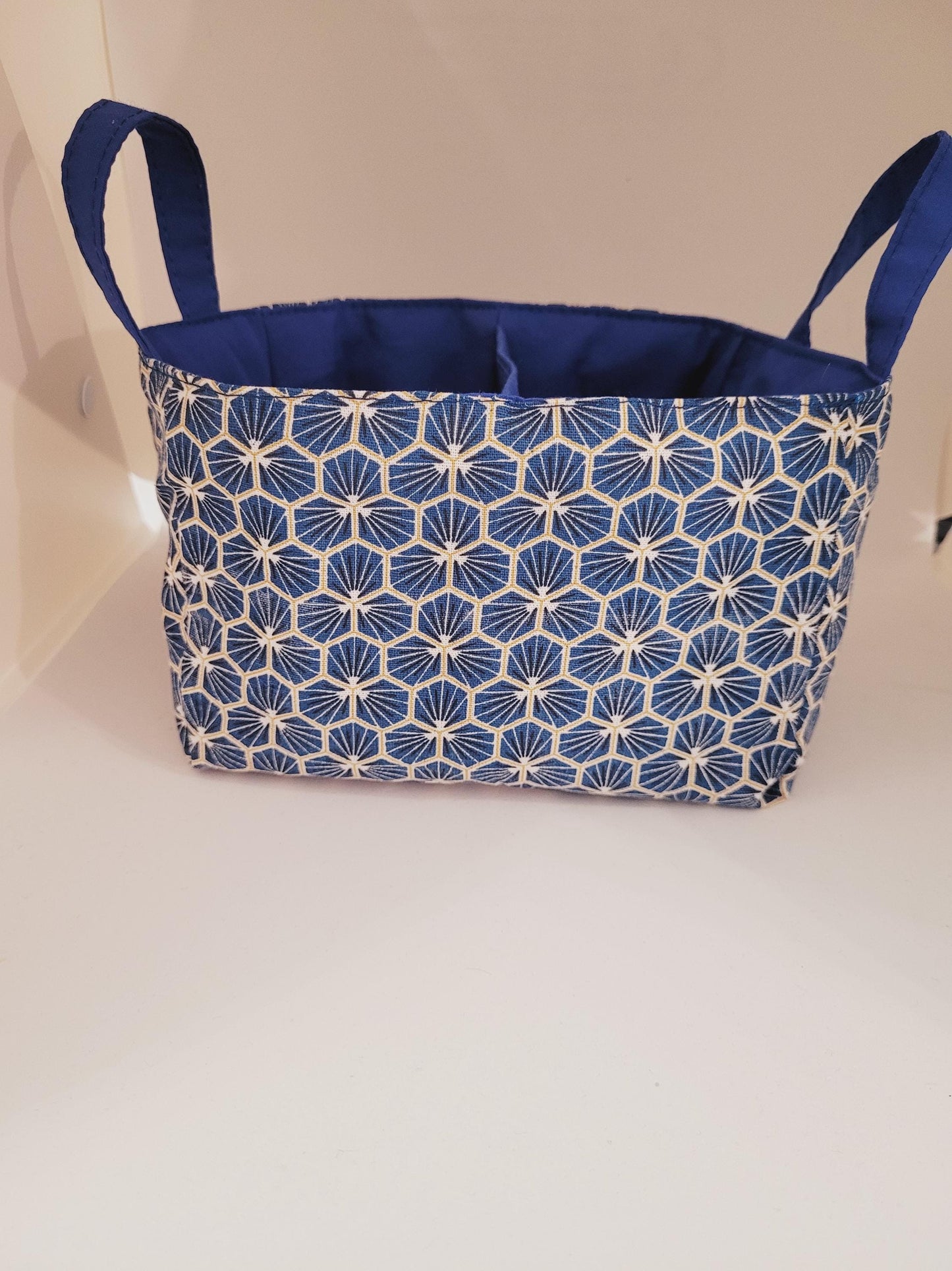 Vide poche à compartiment en tissu géométrique bleu marine.