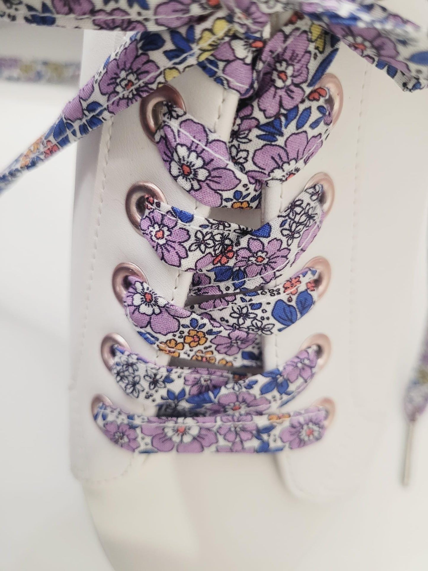 Lacets en tissu coton fleuri.