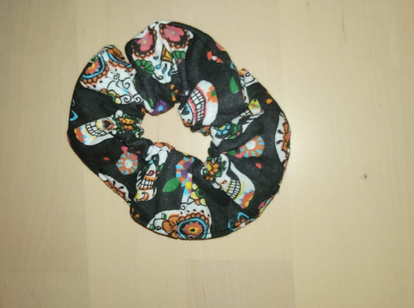 Chouchou en tissu avec motif tête de mort.