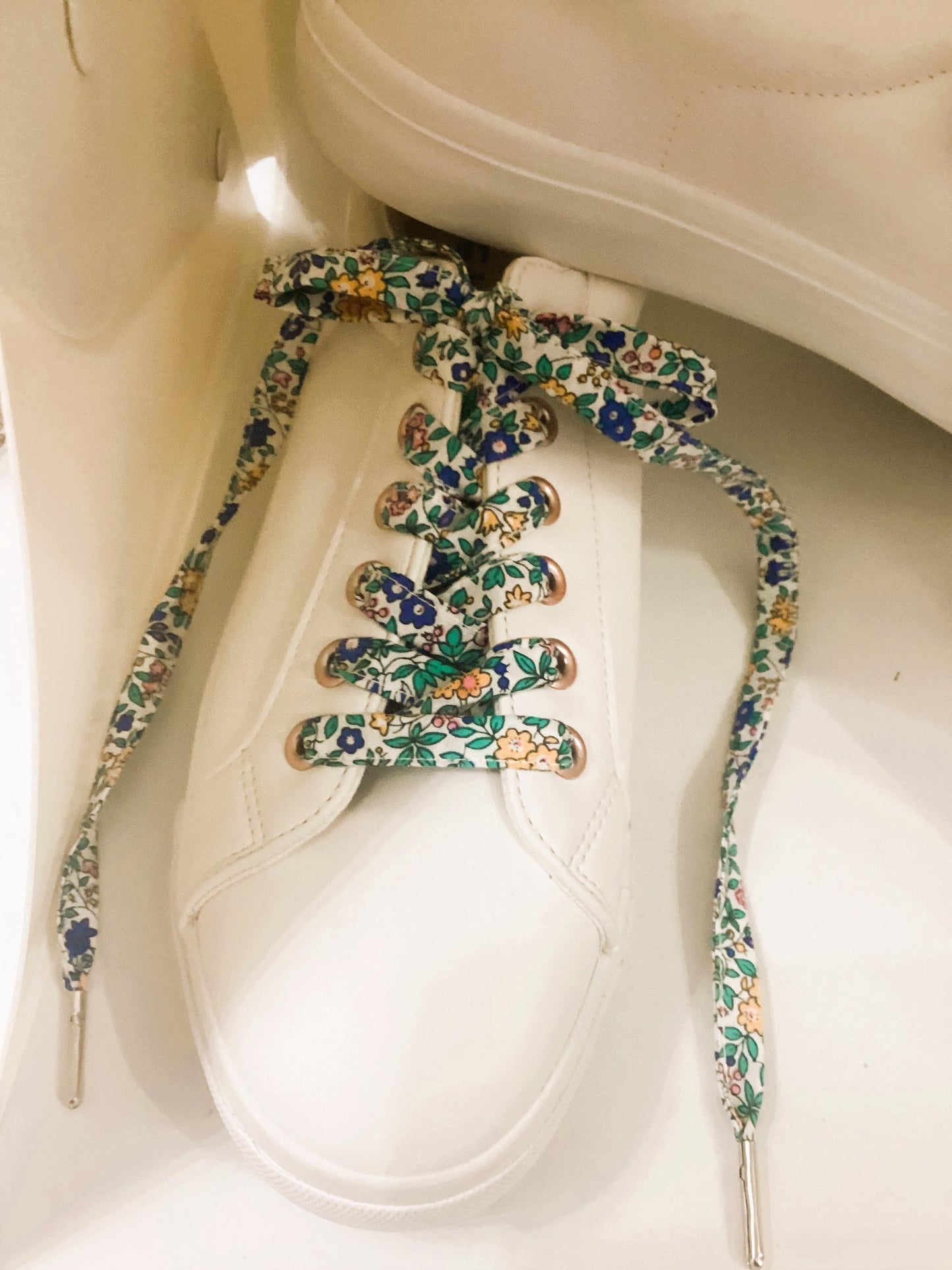 Lacets en tissu coton fleuri.