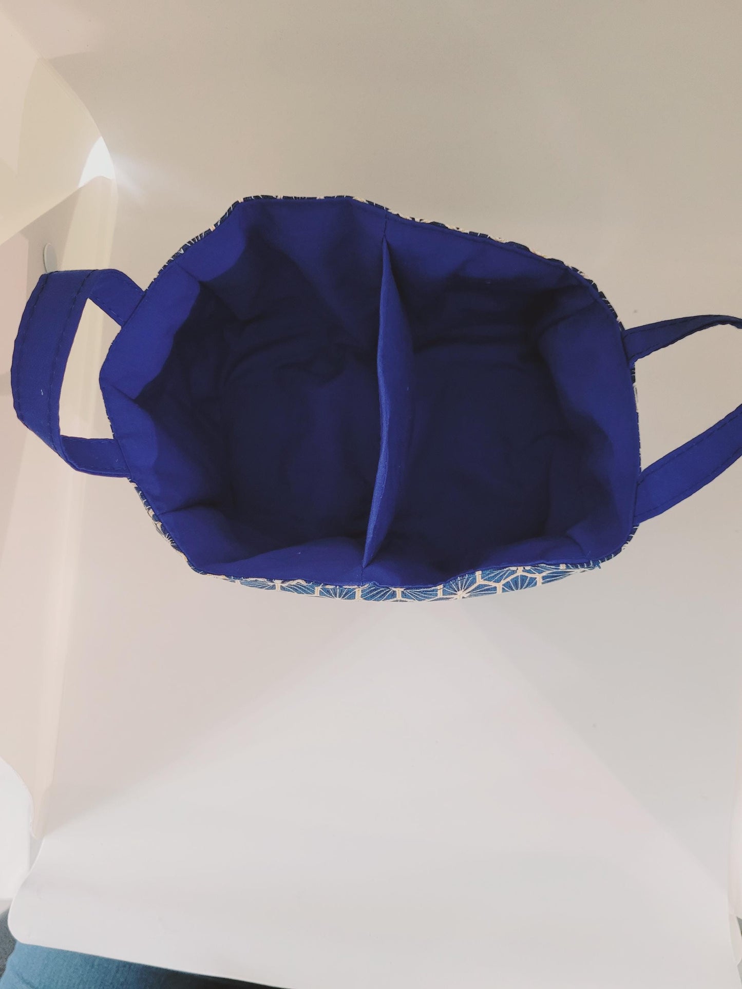 Vide poche à compartiment en tissu géométrique bleu marine.