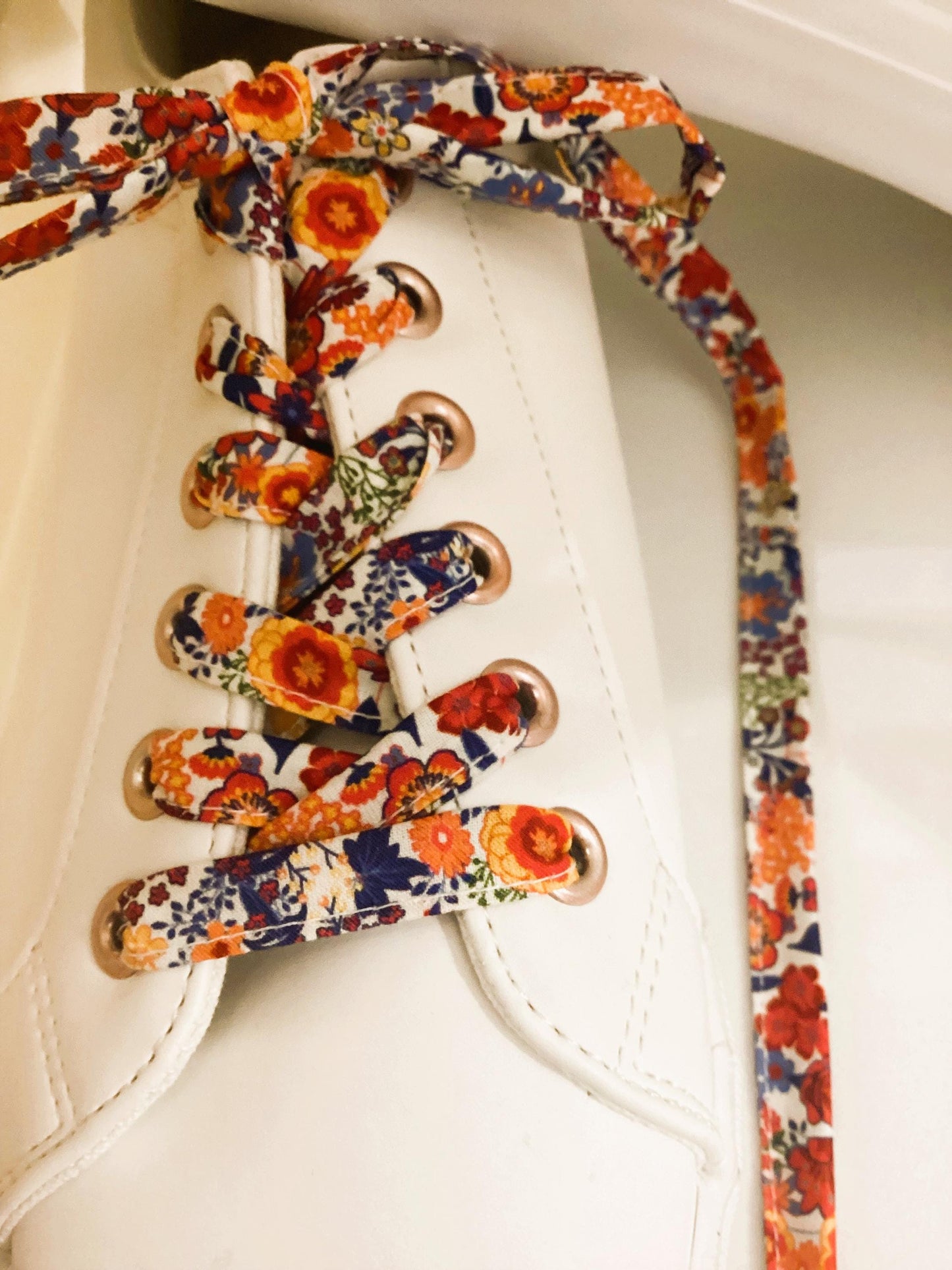 Lacets en tissu coton fleuri.