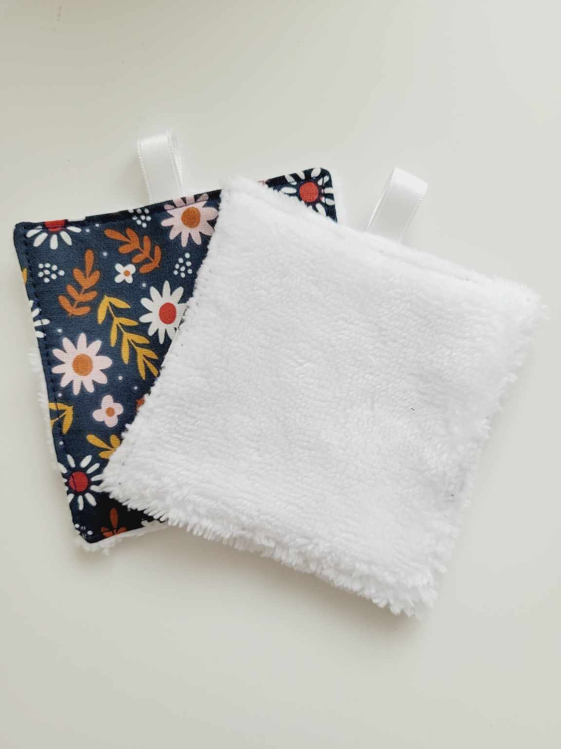 Panier, lingettes démaquillantes et filet de lavage fleuri