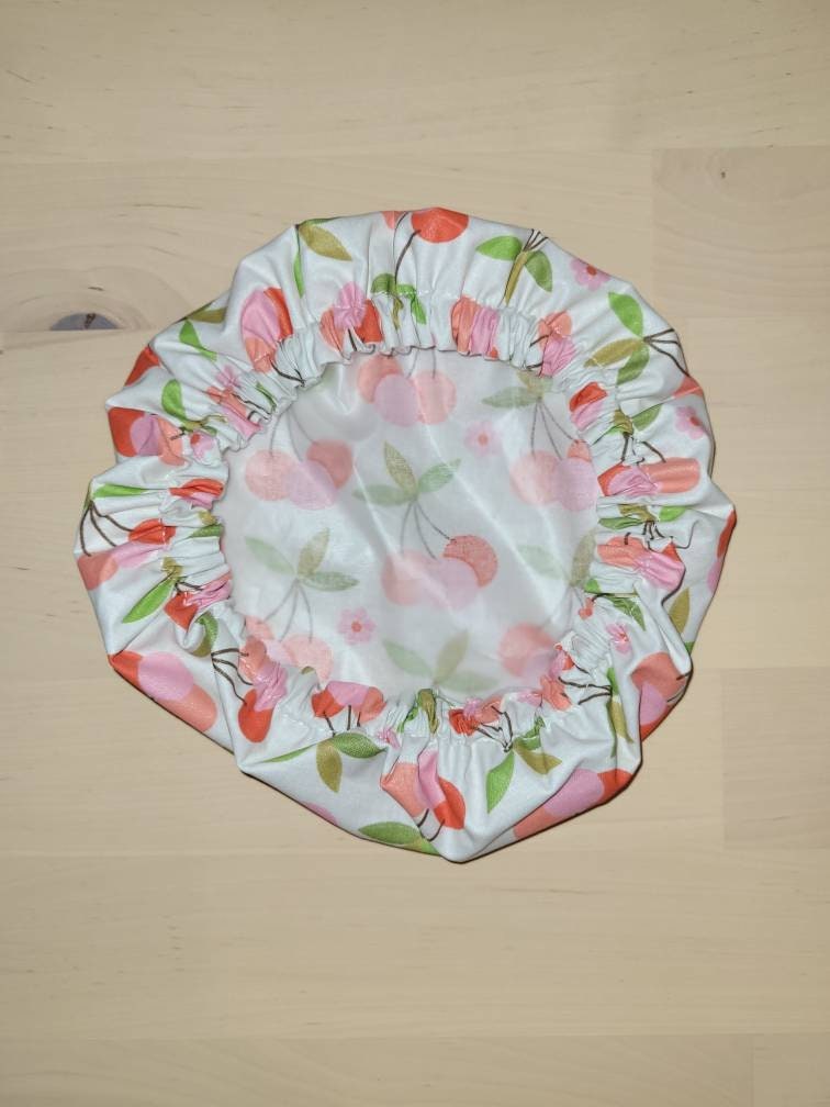 Charlotte alimentaire en tissu avec un motif de cerise.