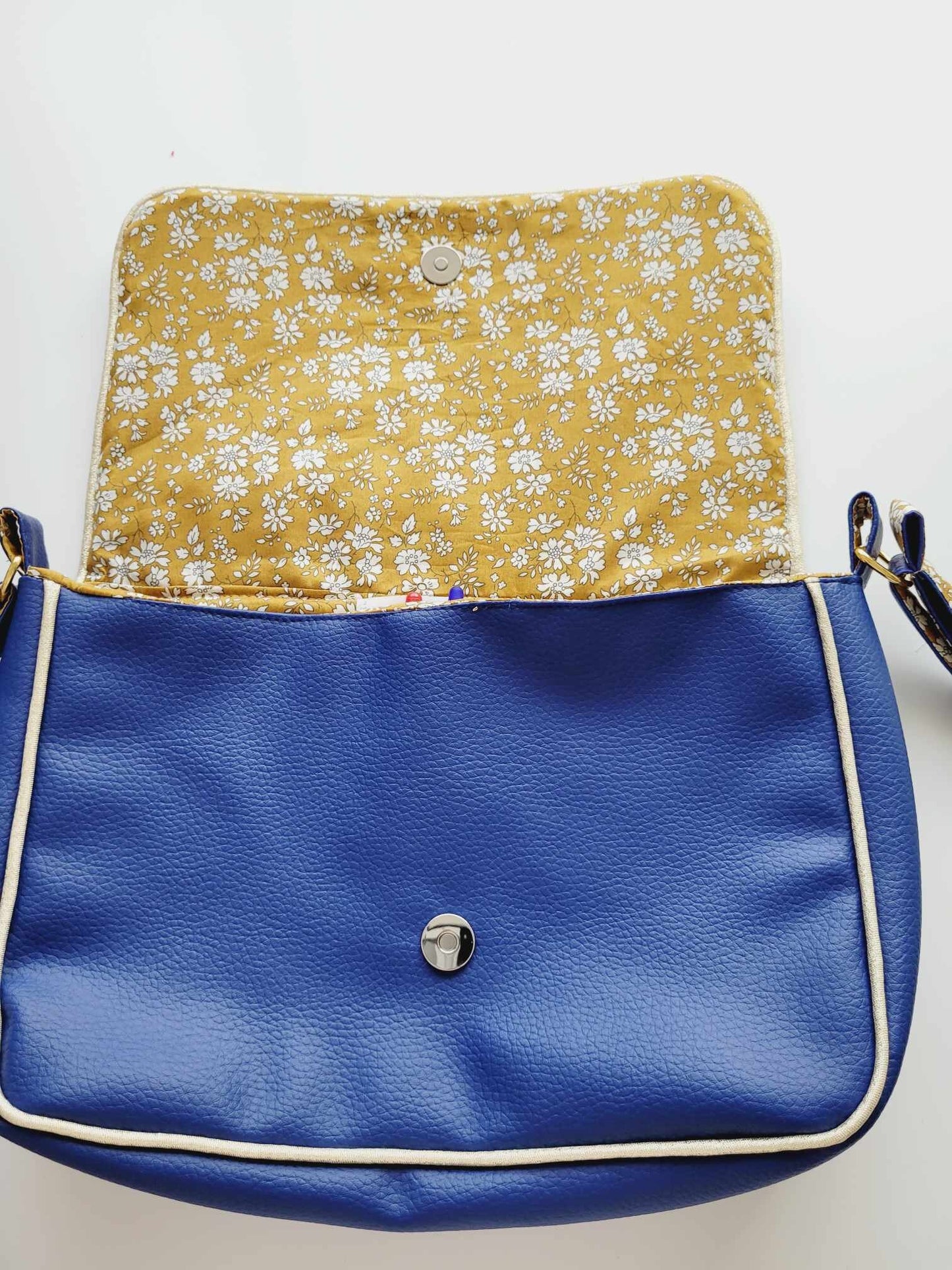 Sac à main simili cuir bleu marine et tissu liberty