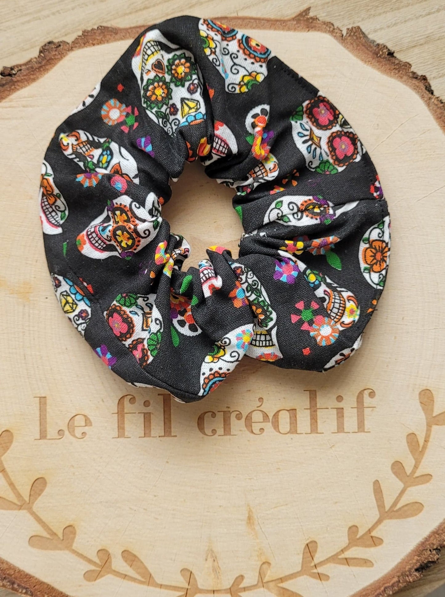 Chouchou en tissu avec motif tête de mort.