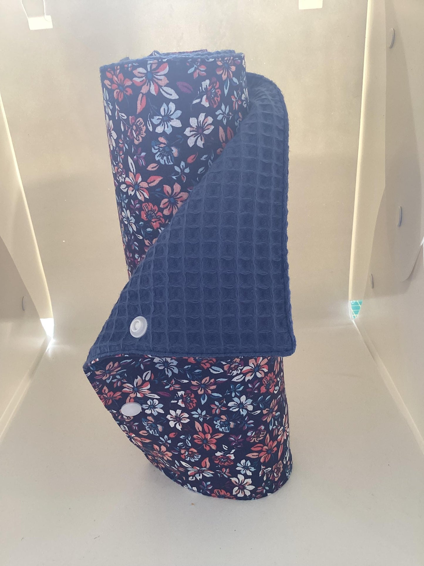 Essuie tout réutilisable motif fleuri.