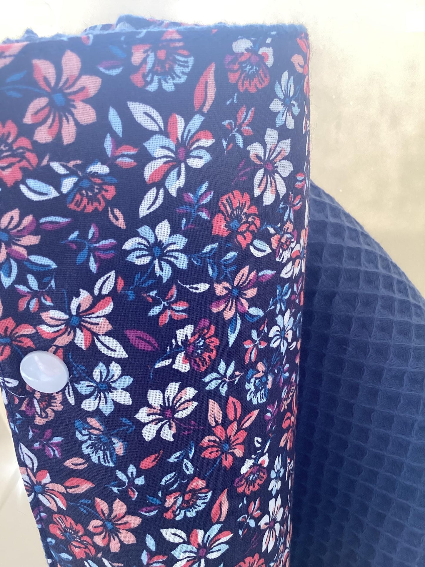 Essuie tout réutilisable motif fleuri.