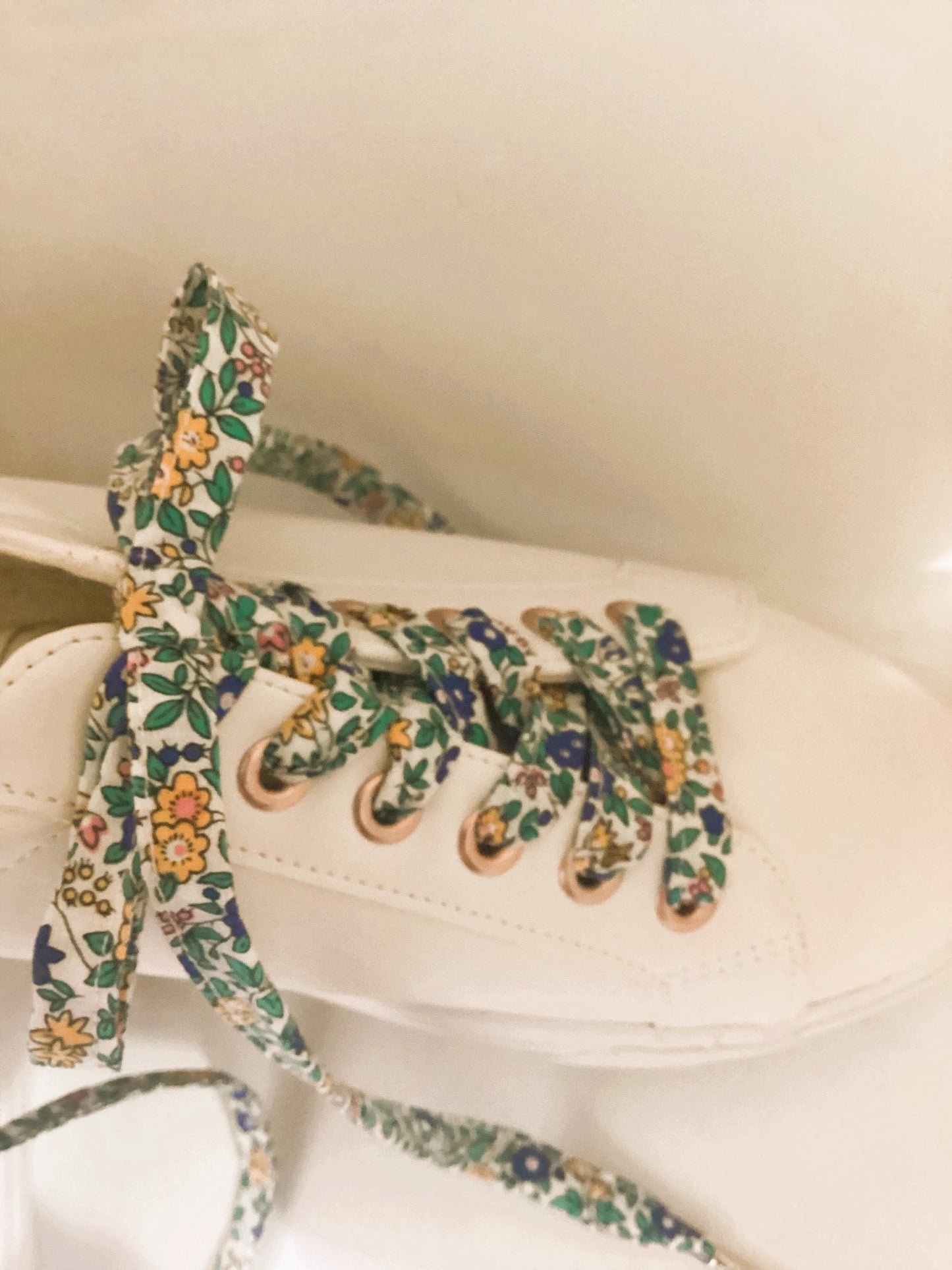 Lacets en tissu coton fleuri.