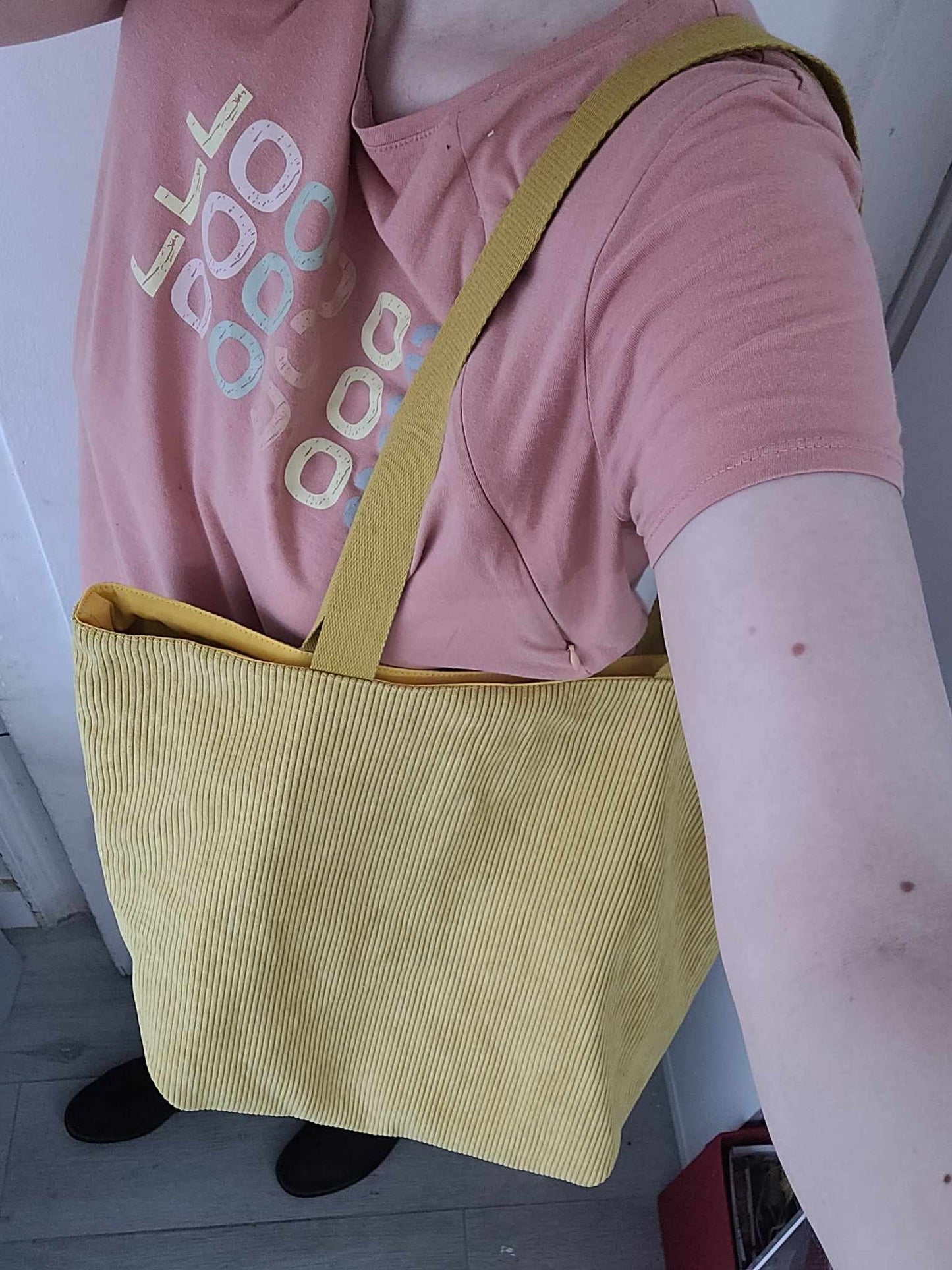 Sac cabas jaune en velours côtelé