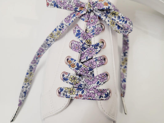 Lacets en tissu coton fleuri.