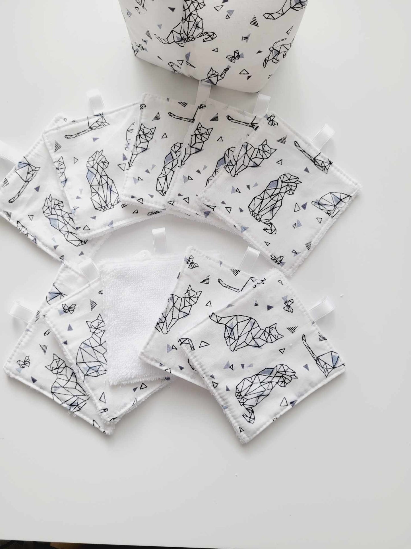 Panier et lingettes démaquillantes chat