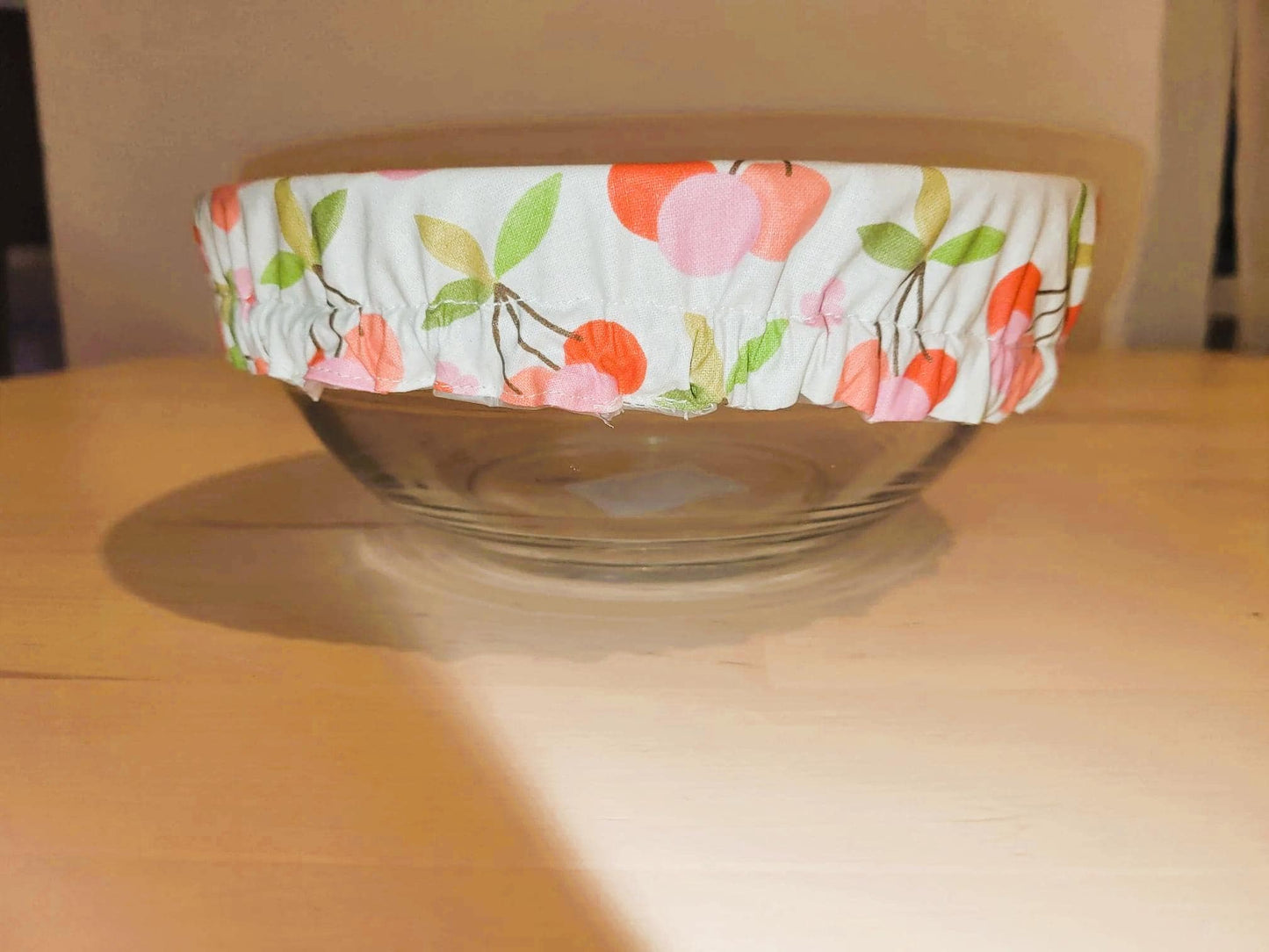 Charlotte alimentaire en tissu avec un motif de cerise.